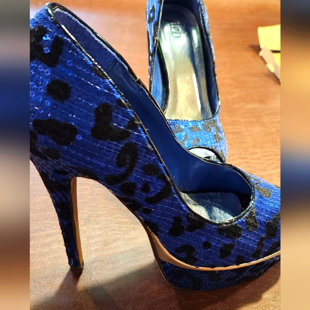 Glittery platform peep toe pumps